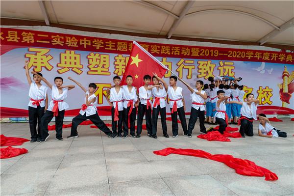 救援困倦的男孩